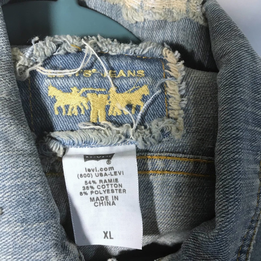 Levi's Jeans Button Front Crop Denim Jacket - Picture 10 of 10